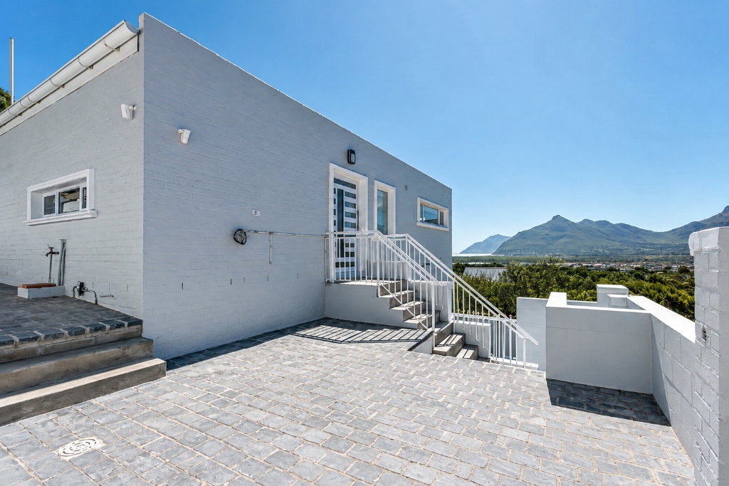 Bright & Spacious Family Home - Image 1